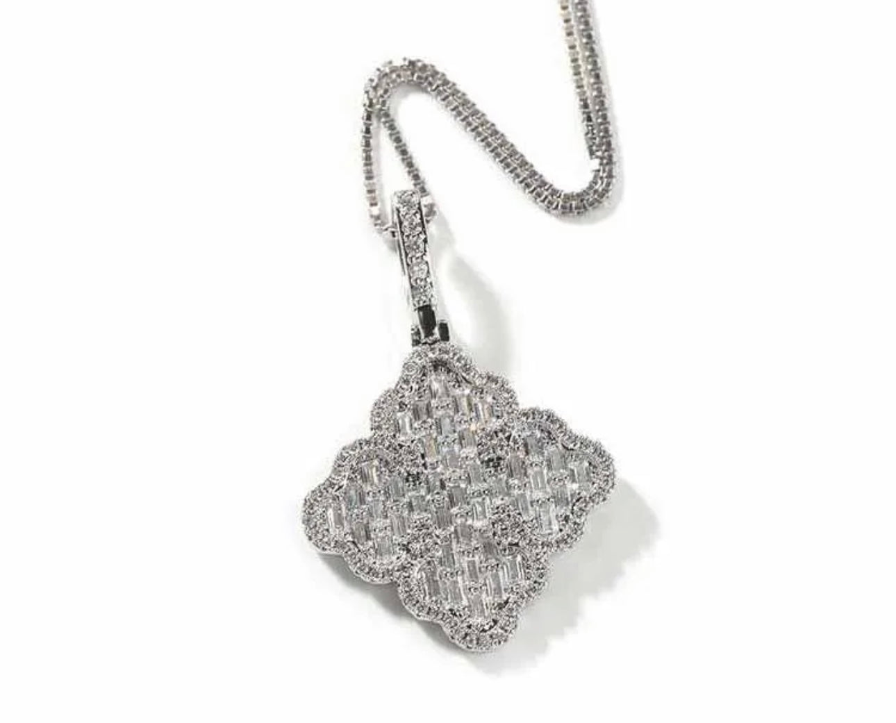 DAINTY -3.8 cm Baguette clover pendant