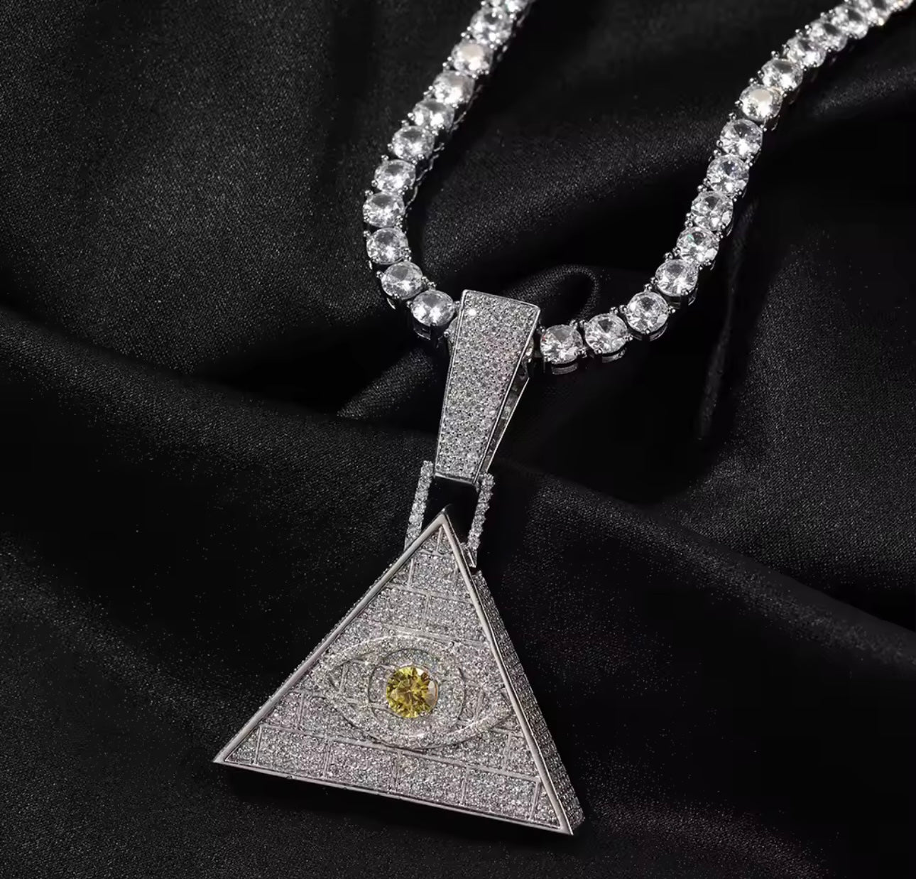 PYRAMID- 4.7 cm pyramid pendant
